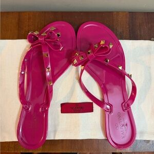 Valentino Garavani pink PVC Rockstud
Bow Jelly Thong Sandals Pink 42